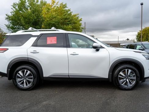 Certified 2025 Nissan Pathfinder SL image 5