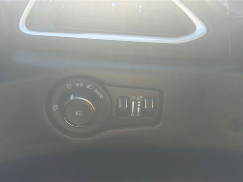 Used 2025 Chrysler Pacifica Select FWD image 13