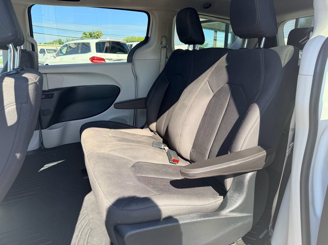 Used 2018 Chrysler Pacifica L FWD image 12