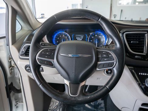 Used 2017 Chrysler Pacifica Touring-L FWD image 14