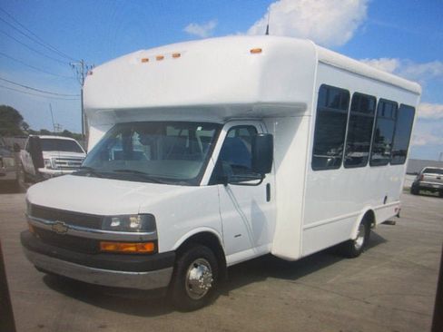 Used 2022 Chevrolet Express 3500 w/ Shuttle Bus Package RWD image 4