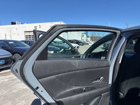 Used 2022 Hyundai Elantra SEL w/ Preferred Accessory Package image 33