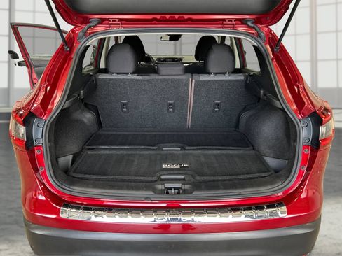 Used 2020 Nissan Rogue Sport SV FWD image 11
