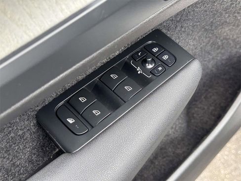 Certified 2023 Volvo XC40 B5 Plus w/ Protection Package Premier image 15