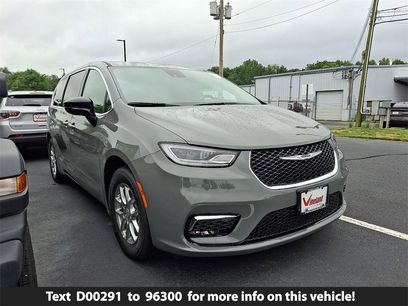 New 2025 Chrysler Pacifica Select