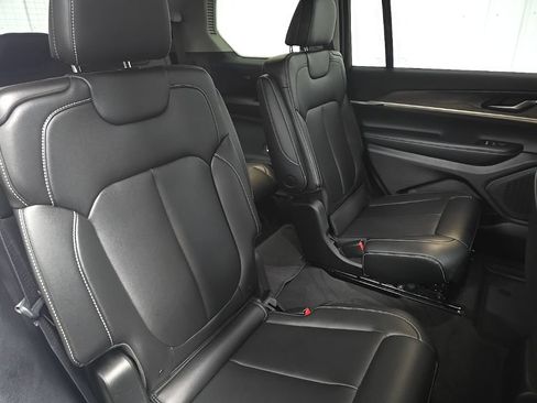 Used 2023 Jeep Grand Cherokee L Limited AWD/4WD image 19