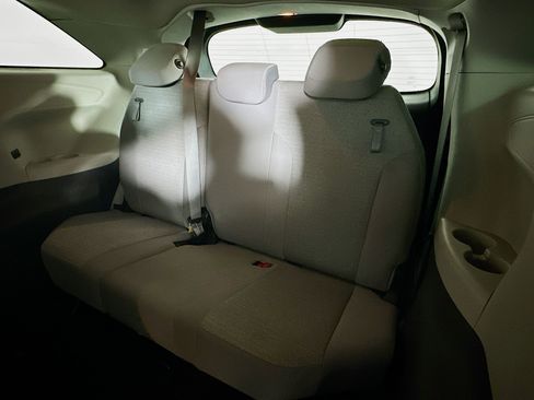 Used 2024 Toyota Sienna LE image 27