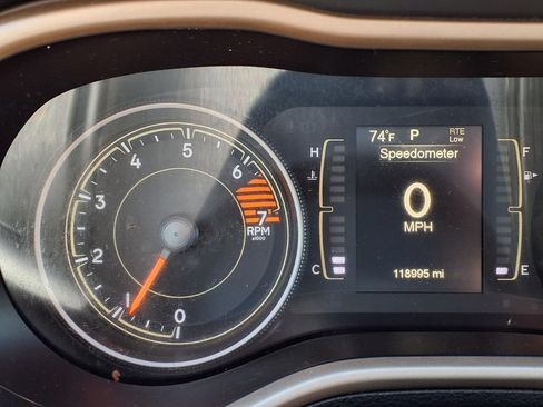 Used 2018 Jeep Cherokee Latitude FWD image 13