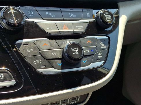 Certified 2024 Chrysler Pacifica Touring-L FWD image 19