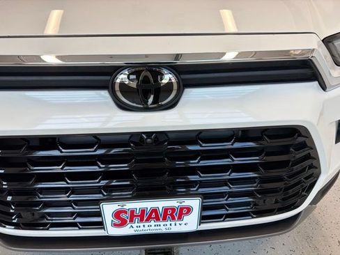Used 2024 Toyota Grand Highlander AWD image 10
