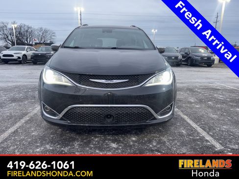 Used 2020 Chrysler Pacifica Limited w/ Tire & Wheel Group image 9