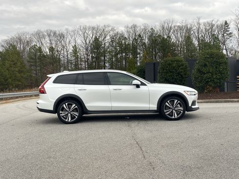Used 2025 Volvo V60 B5 Cross Country Plus image 5
