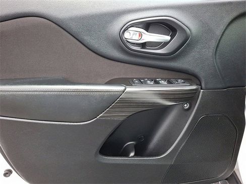 Used 2014 Jeep Cherokee Latitude w/ Comfort/Convenience Group image 14