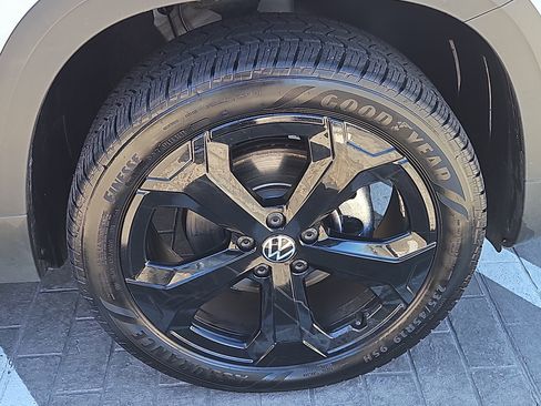 Used 2025 Volkswagen Taos SE AWD/4WD image 28