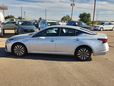 Used 2024 Nissan Altima 2.5 SV image 2