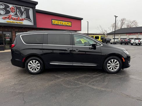 Used 2017 Chrysler Pacifica Touring-L FWD image 8