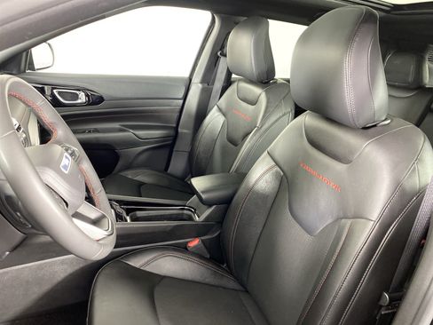 Used 2025 Jeep Compass Trailhawk w/ Sun & Sound Group AWD/4WD image 15