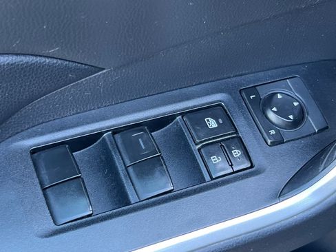 Used 2019 Toyota RAV4 LE FWD image 13