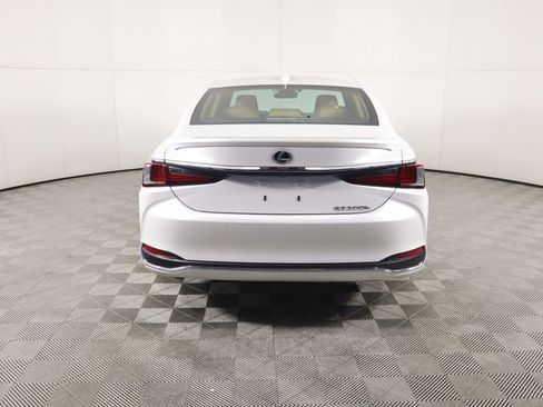 Certified 2025 Lexus ES 300h w/ Premium Package image 6