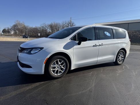 Used 2024 Chrysler Voyager LX image 2