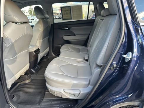 Used 2021 Toyota Highlander XLE image 17