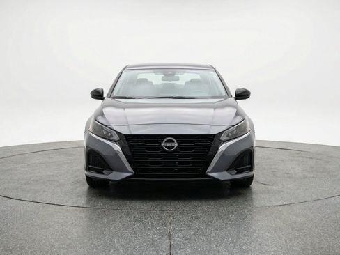 Used 2025 Nissan Altima 2.5 SV FWD image 2
