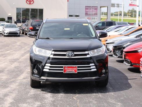 Used 2019 Toyota Highlander XLE AWD/4WD image 4