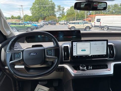 Used 2025 Ford Expedition Max Platinum AWD/4WD image 27