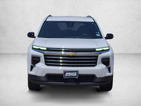 Used 2025 Chevrolet Traverse LT FWD image 2