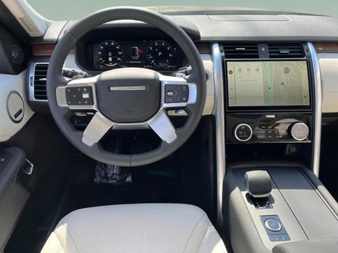 Used 2025 Land Rover Discovery S image 15
