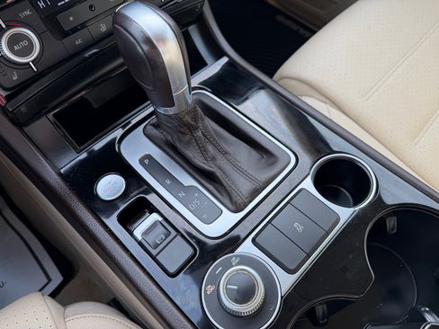 Used 2016 Volkswagen Touareg Sport image 15