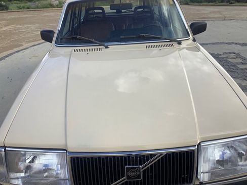 Used 1987 Volvo 240 DL image 4