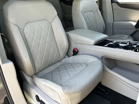 Used 2024 Volkswagen Atlas SEL Premium R-Line AWD/4WD image 9