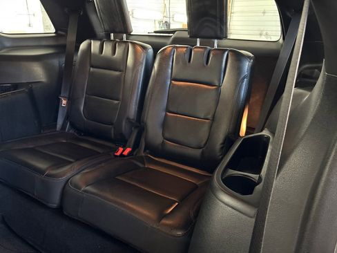 Used 2018 Ford Explorer XLT w/ Equipment Group 202A FWD image 45