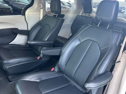 Used 2022 Chrysler Pacifica Touring-L image 22
