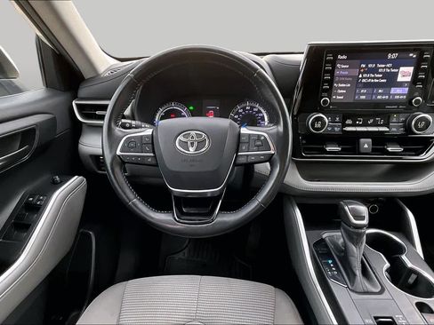 Used 2020 Toyota Highlander LE FWD image 6