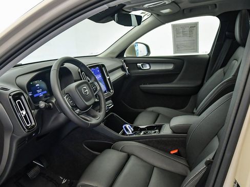 Certified 2025 Volvo XC40 B5 Plus w/ Climate Package image 20