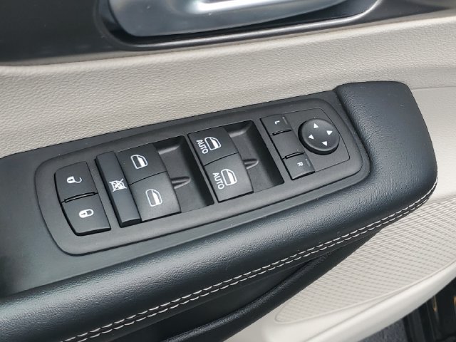 Used 2024 Chrysler Pacifica Touring-L FWD image 16