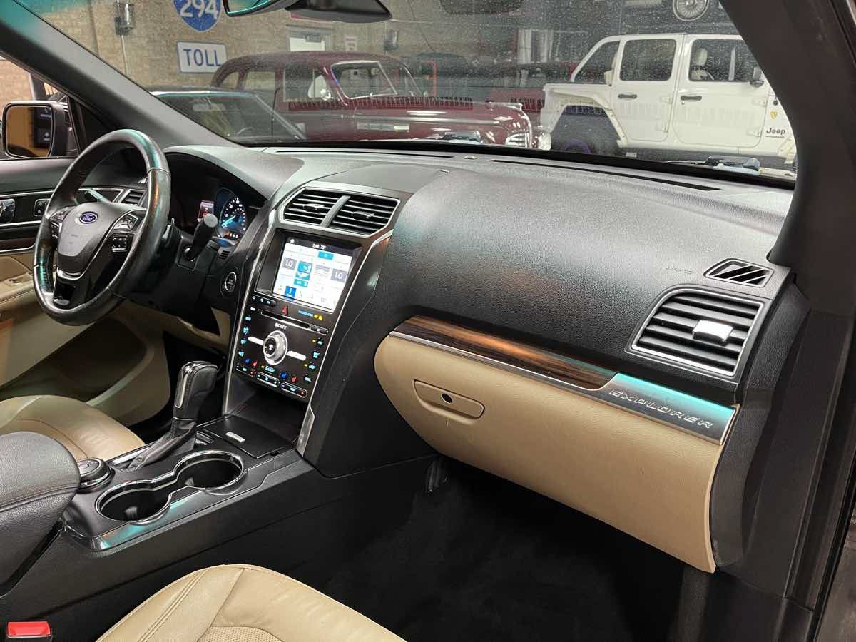 Used 2017 Ford Explorer Limited w/ Equipment Group 303A AWD/4WD image 10
