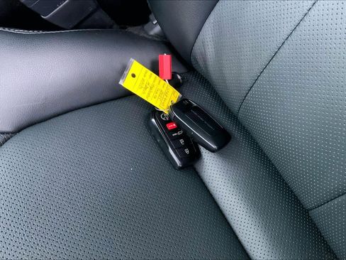 Used 2025 Toyota Highlander Limited image 13