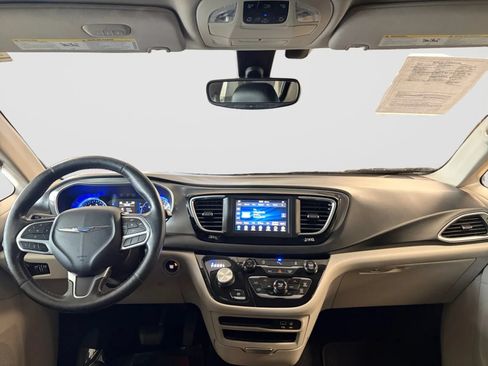 Used 2020 Chrysler Pacifica Touring-L FWD image 24