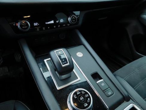 Used 2024 Mitsubishi Outlander SE image 32