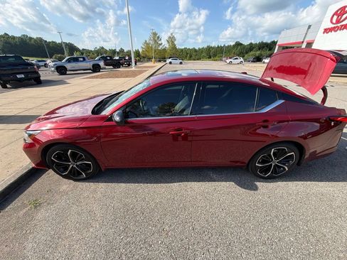 Used 2024 Nissan Altima 2.5 SR w/ SR Premium Package FWD image 2