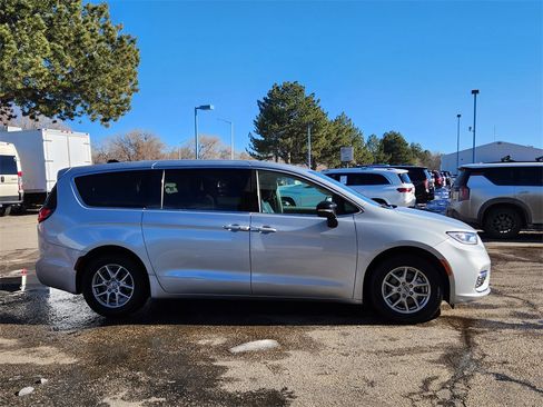 Used 2024 Chrysler Pacifica Touring-L image 2