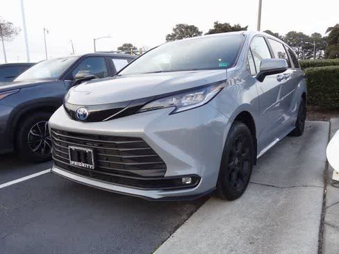 Used 2025 Toyota Sienna XLE Woodland Edition image 1
