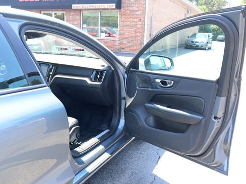 Used 2019 Volvo S60 T5 Momentum w/ Multimedia Package FWD image 10