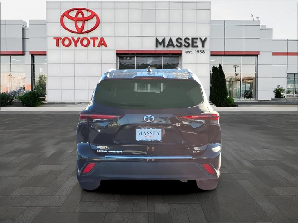 Used 2024 Toyota Highlander XLE FWD image 4