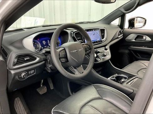 Used 2025 Chrysler Pacifica Limited FWD image 17