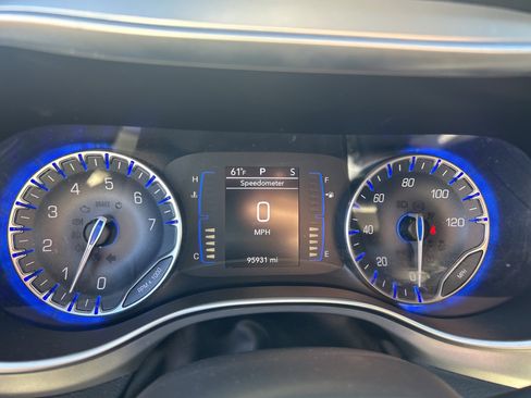 Used 2018 Chrysler Pacifica Touring-L w/ Premium Audio Group image 10