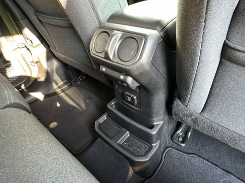 Used 2024 Jeep Wrangler Sahara image 29